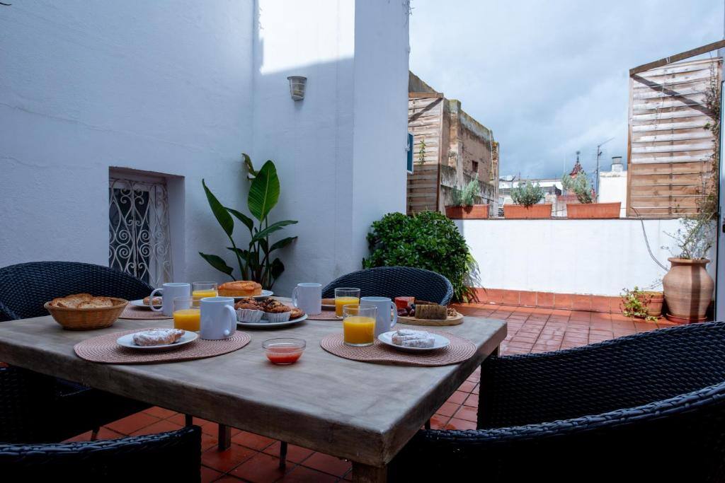 Outdoor breakfast terrace